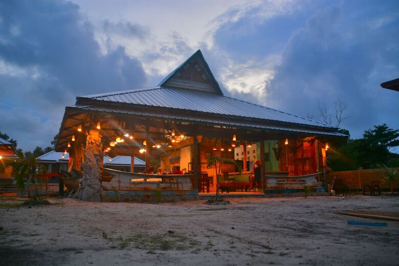 Bed & Breakfast Rock And Wreck Dive Resort
