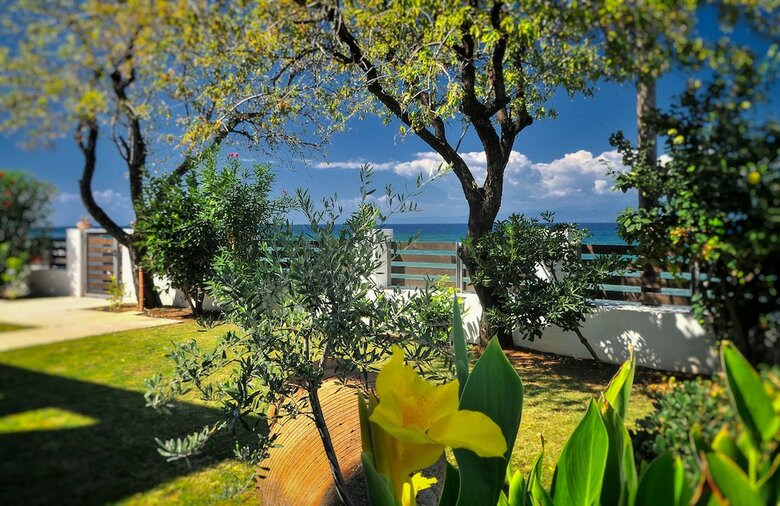 Balconies On Sea - The Garden Apartment