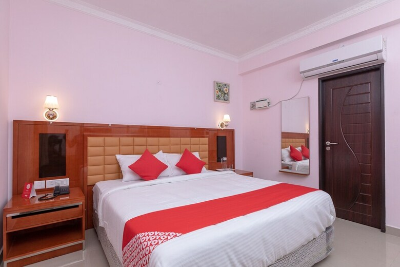 Hotel Oyo 17224 Swarnam Residency
