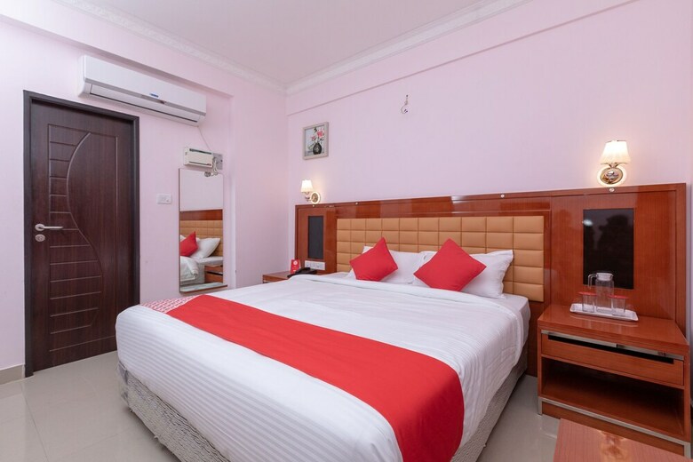Hotel Oyo 17224 Swarnam Residency