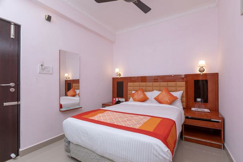 Hotel Oyo 17224 Swarnam Residency