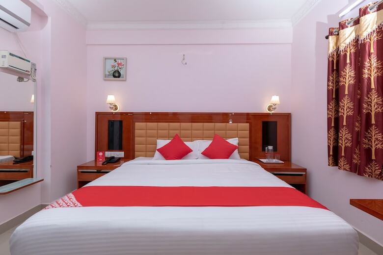 Hotel Oyo 17224 Swarnam Residency