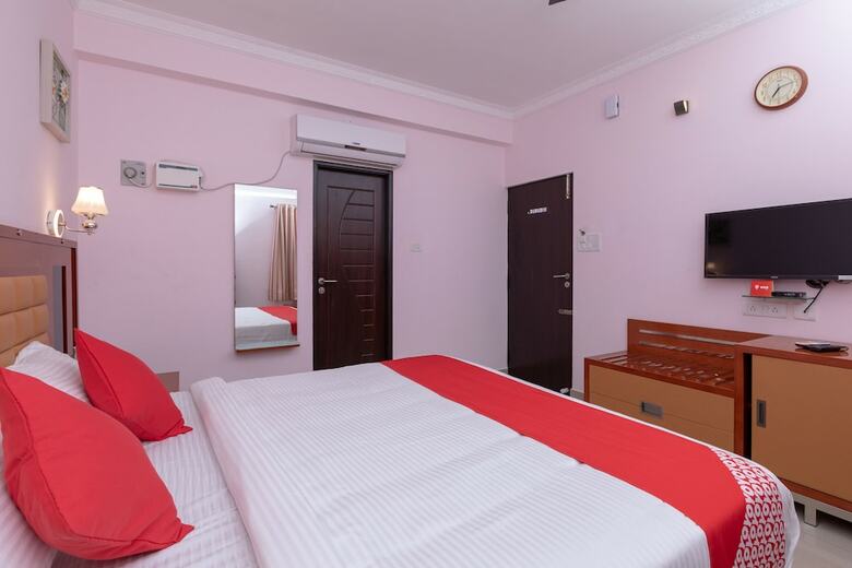 Hotel Oyo 17224 Swarnam Residency