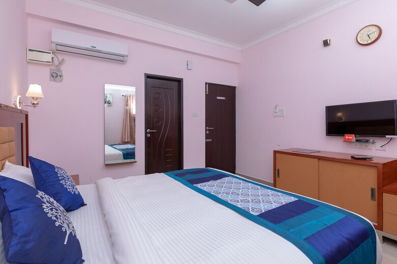 Hotel Oyo 17224 Swarnam Residency