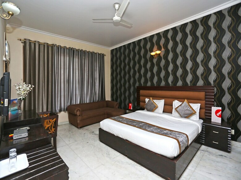 Hotel Oyo 15716 The Red Orchid