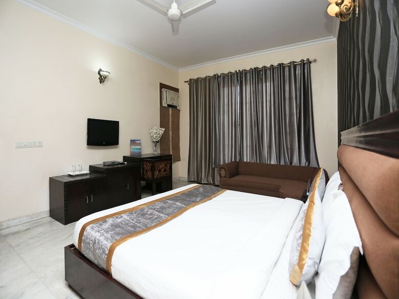 Hotel Oyo 15716 The Red Orchid