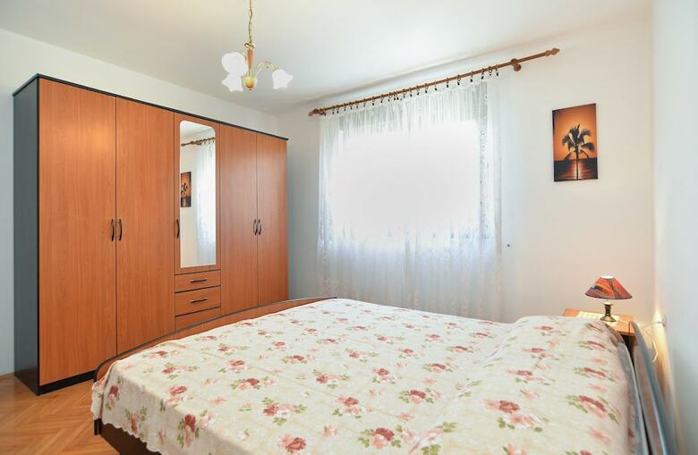 Apartment 684
