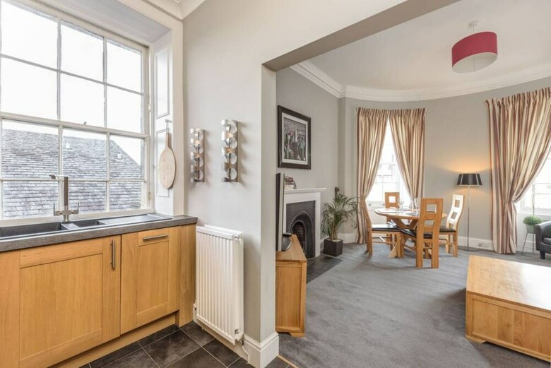 Two Bedroom City Centre Apartment In Edinburgh