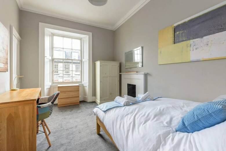 Two Bedroom City Centre Apartment In Edinburgh
