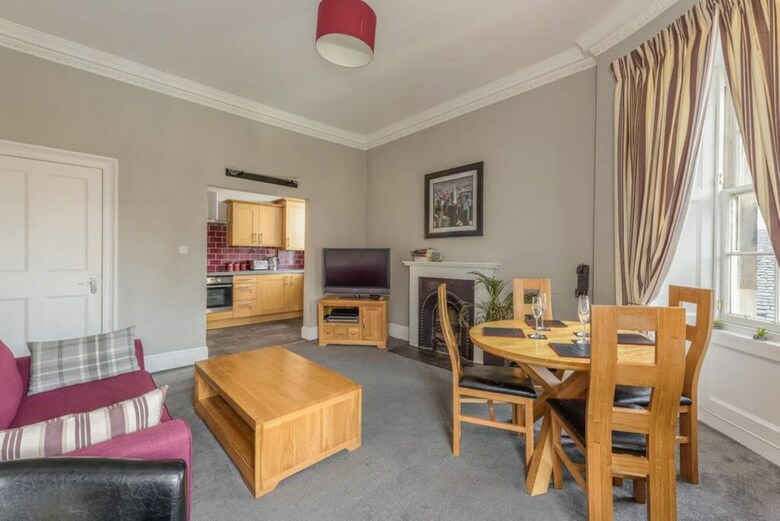 Two Bedroom City Centre Apartment In Edinburgh