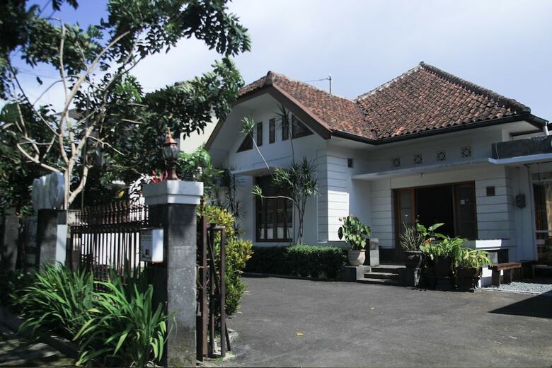 Hostal De' Tropis Family Guest House