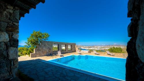 Carmelita Villa With Pool By Stylish Stays