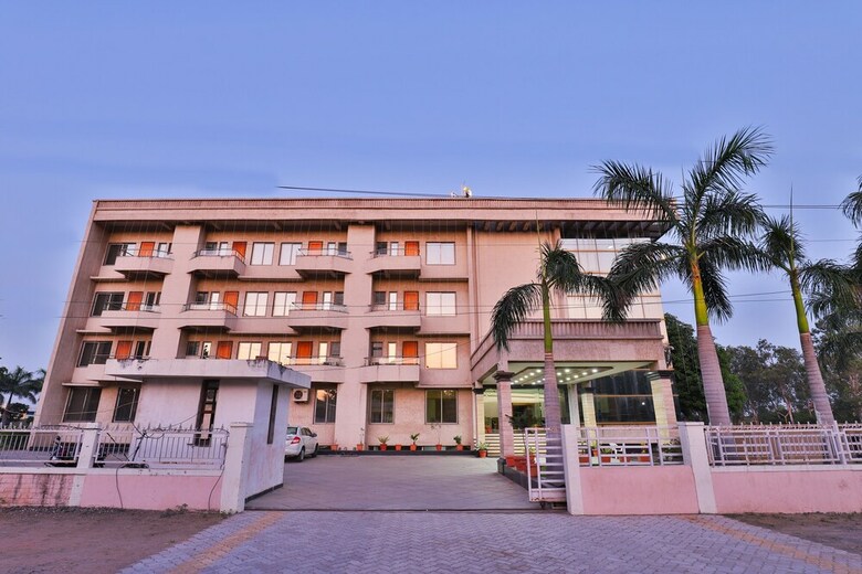 Hotel Oyo 23180 Patel Ni Motel
