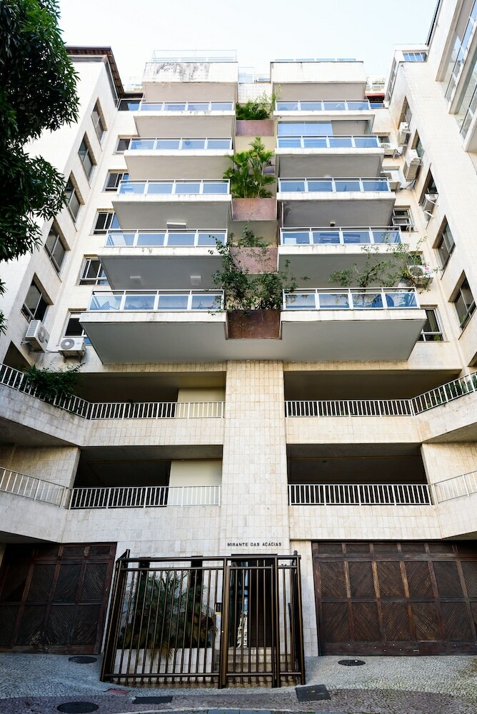 Apartment Near The Subway With 2 Balconies