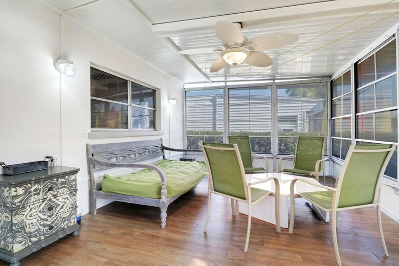 Flamingo Street Bungalow, Walk To Beach