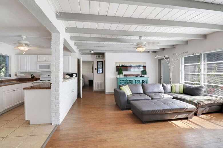 Flamingo Street Bungalow, Walk To Beach