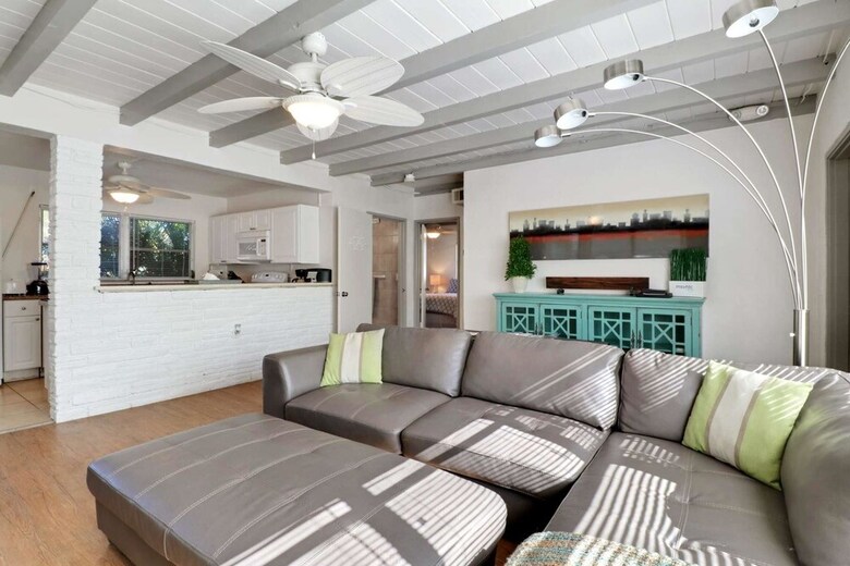 Flamingo Street Bungalow, Walk To Beach