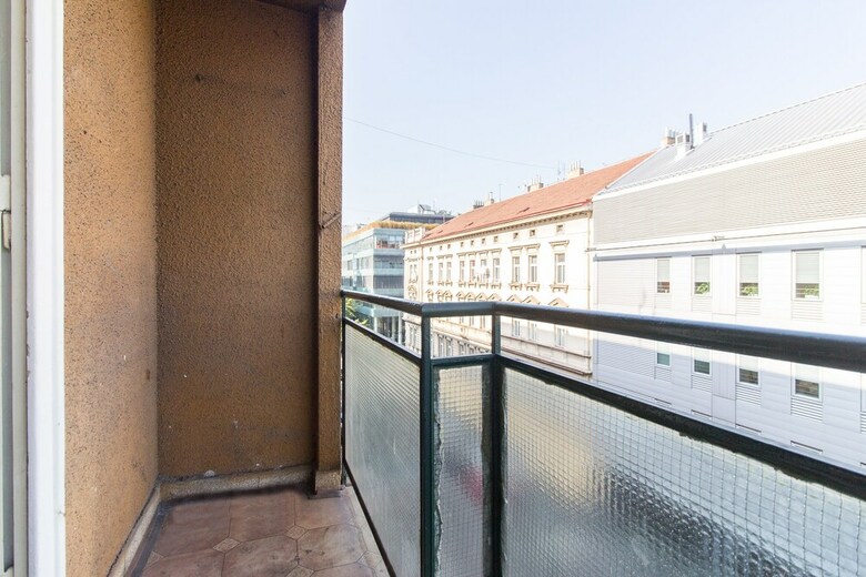 Large Apartment 1min Walk To Metro Andel By Easybnb