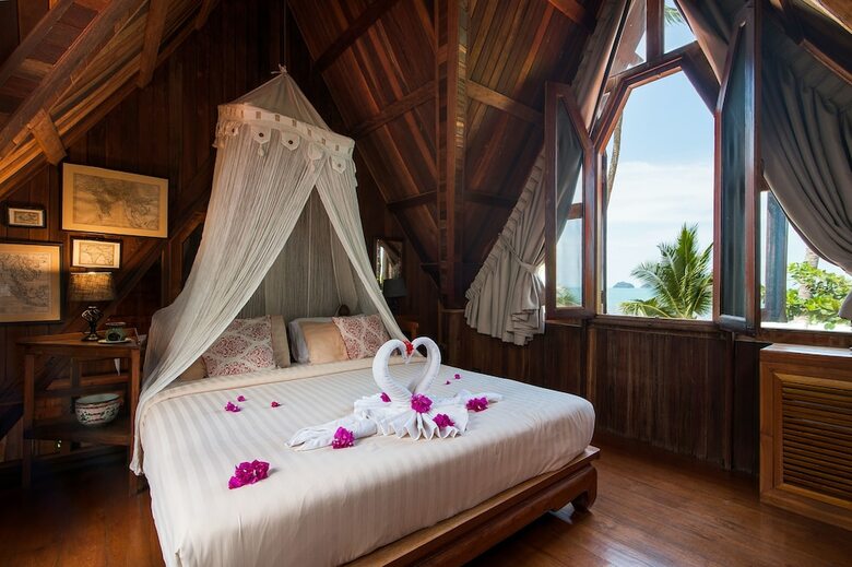 Stylish & Authentic Thai House Right On The Beach!