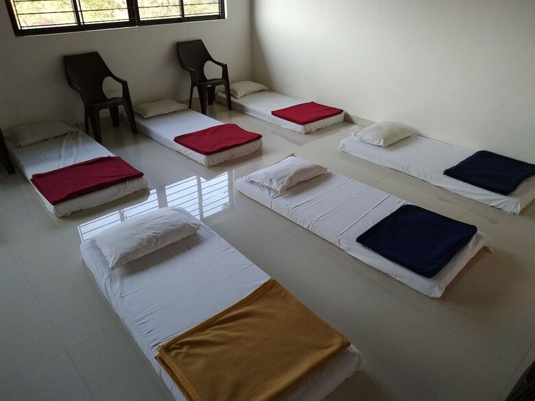 Hostal Iroomz Hotel Gananjaya