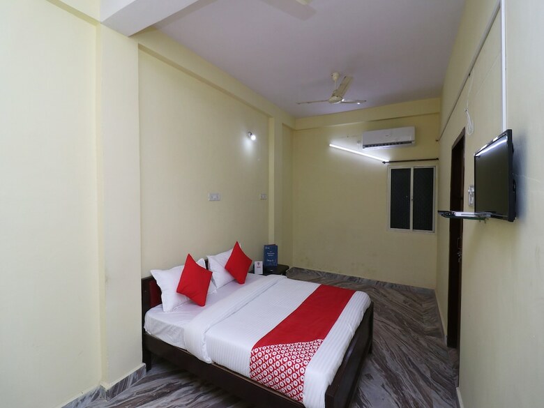 Oyo 27004 Hotel Om Sai Plaza