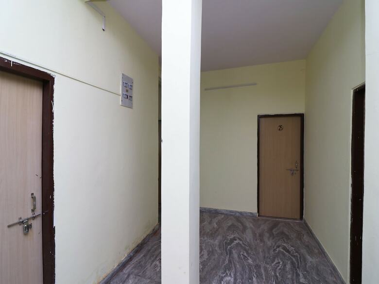 Oyo 27004 Hotel Om Sai Plaza