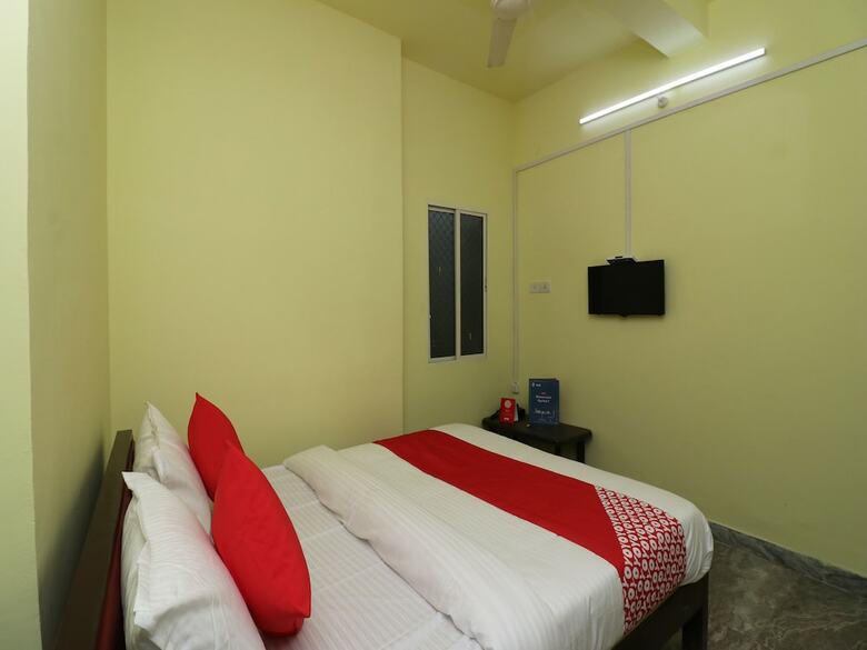 Oyo 27004 Hotel Om Sai Plaza