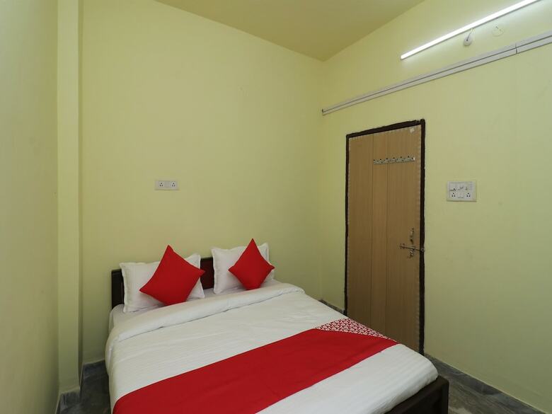 Oyo 27004 Hotel Om Sai Plaza