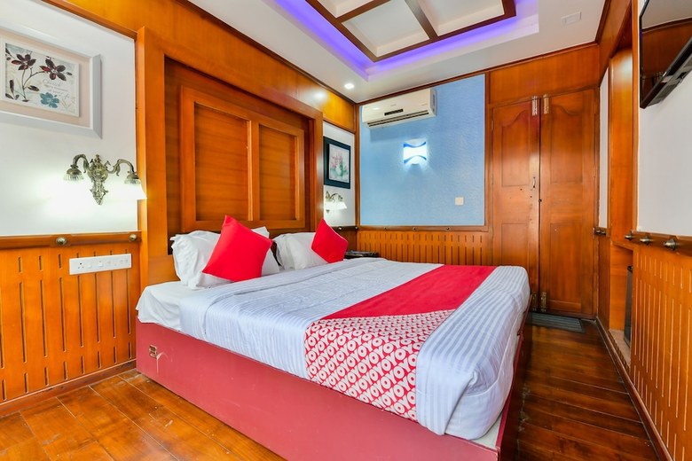 Oyo 23210 Khbo Diamond Sharing Houseboat