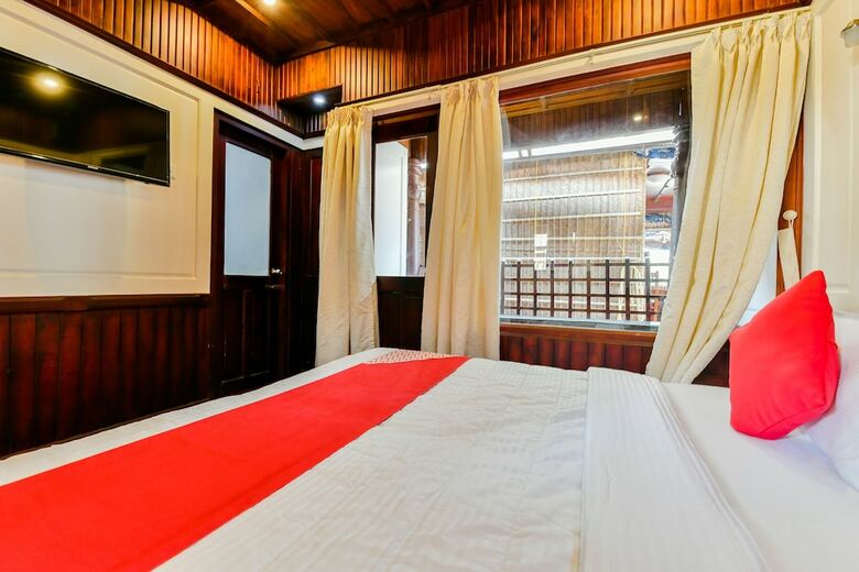 Oyo 23210 Khbo Diamond Sharing Houseboat