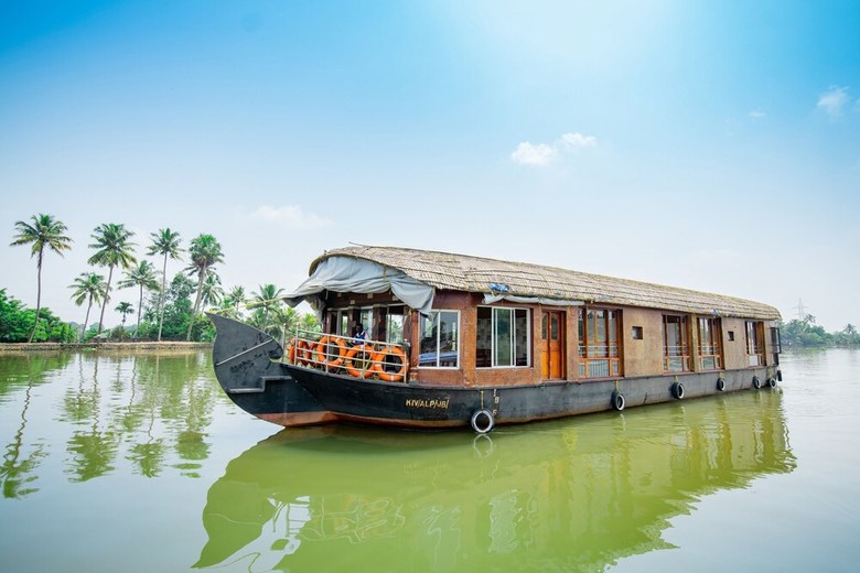 Oyo 23210 Khbo Diamond Sharing Houseboat