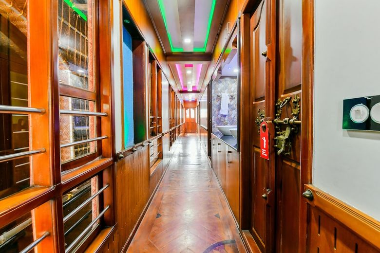 Oyo 23210 Khbo Diamond Sharing Houseboat