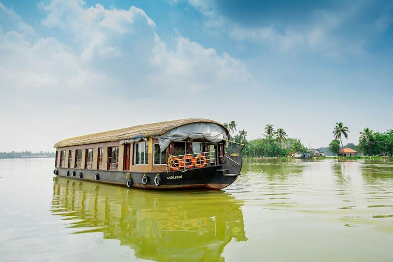 Oyo 23210 Khbo Diamond Sharing Houseboat