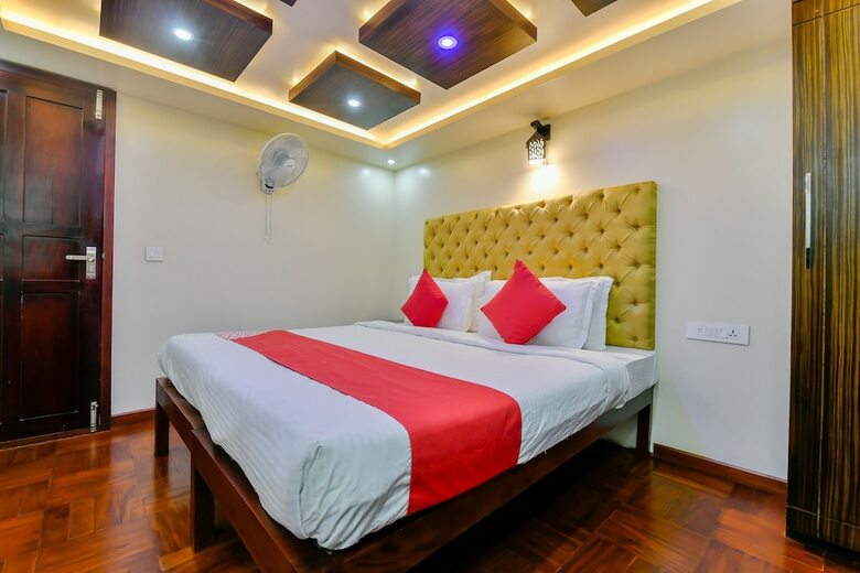 Oyo 23063 Luxury Meghavarsham 5bhk