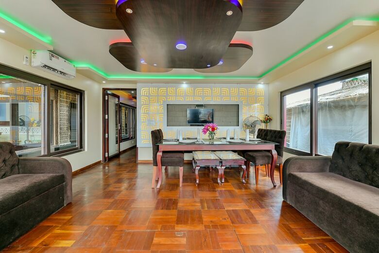Oyo 23063 Luxury Meghavarsham 5bhk
