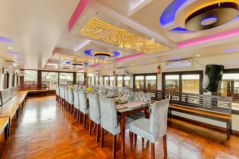 Oyo 23063 Luxury Meghavarsham 5bhk