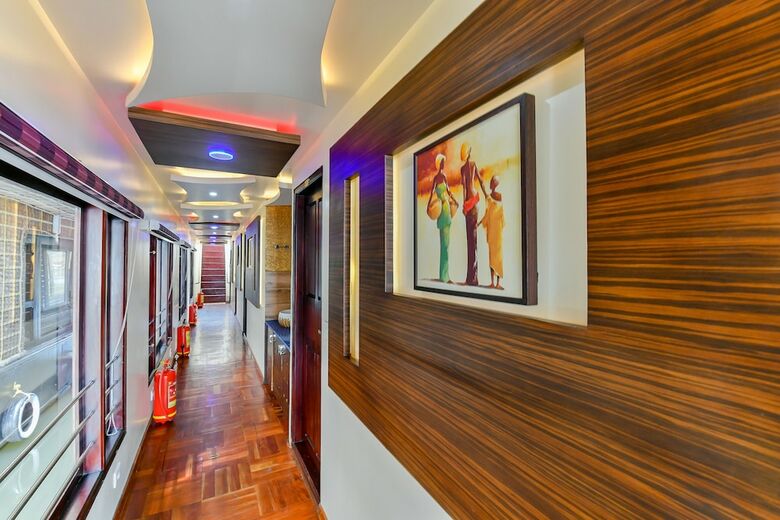Oyo 23063 Luxury Meghavarsham 5bhk