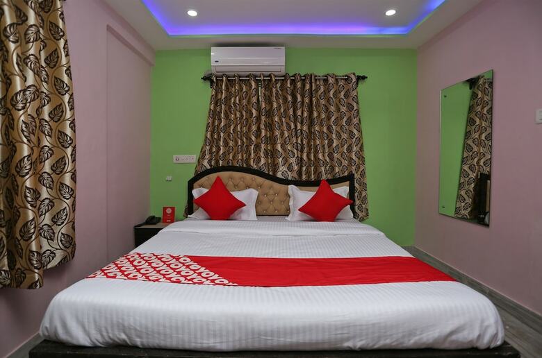 Hotel Oyo 22566 Red Velvet Inn