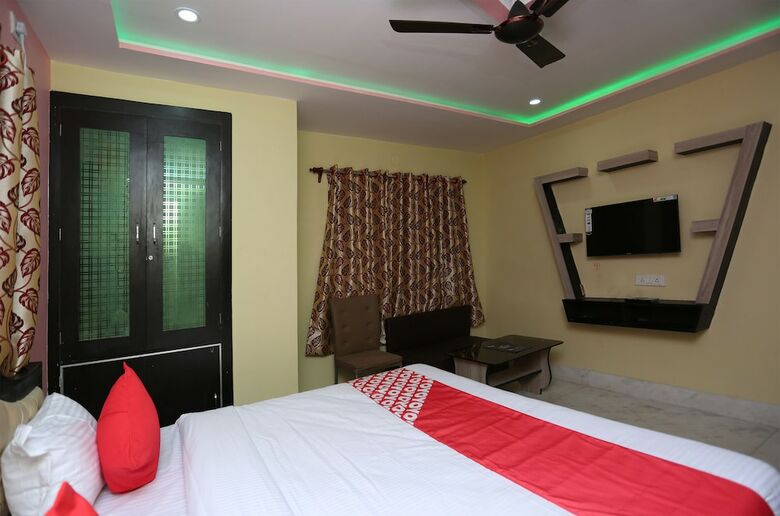 Hotel Oyo 22566 Red Velvet Inn