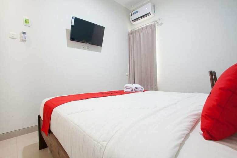 Hotel Reddoorz @ Wiyung 3