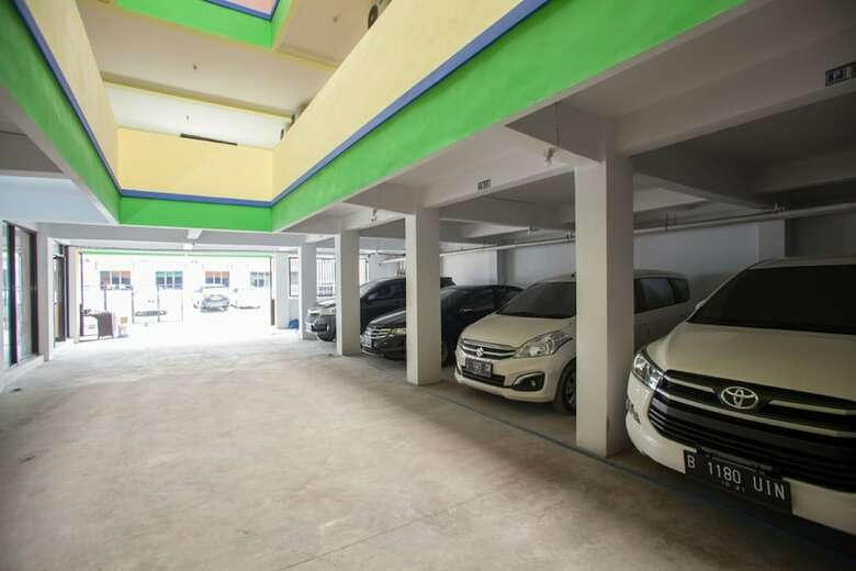 Hotel Reddoorz Near Petra University 2