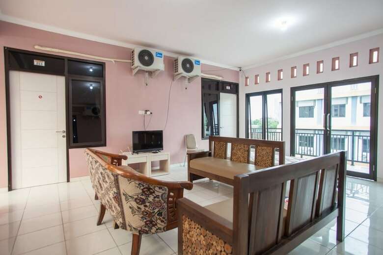 Hotel Reddoorz Near Petra University 2
