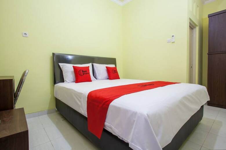 Hotel Reddoorz Near Petra University 2