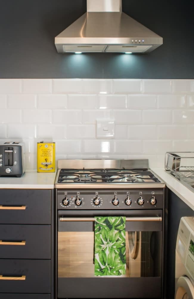 Newly-renovated Top Floor Studio Apartment In Gardens