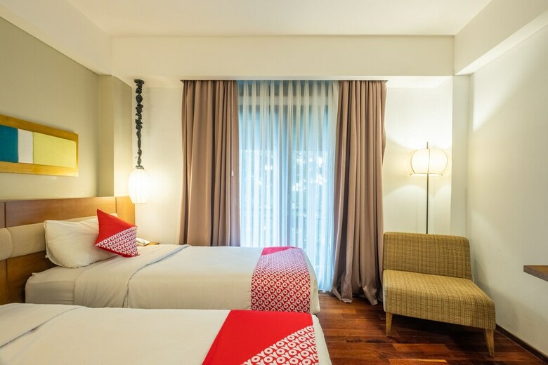 Hotel Capital O 852 The Silk At Dago