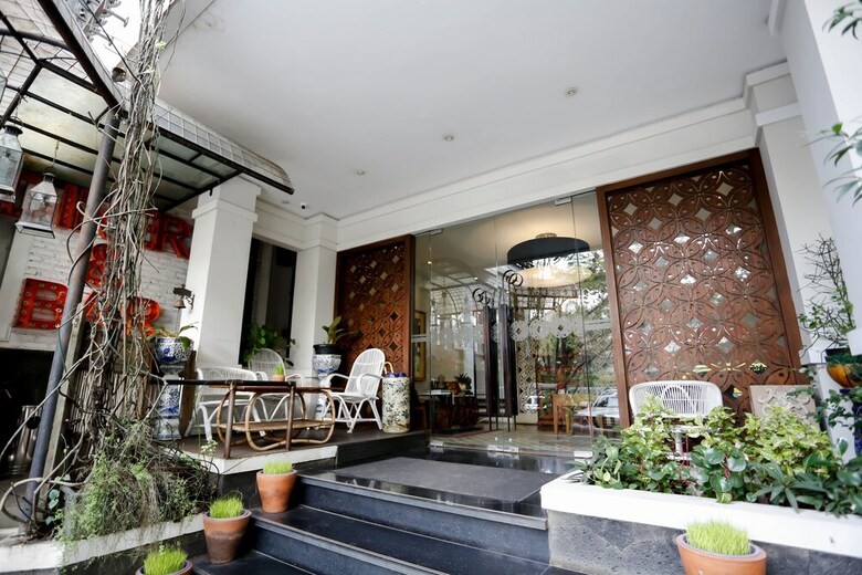 Hotel Capital O 852 The Silk At Dago