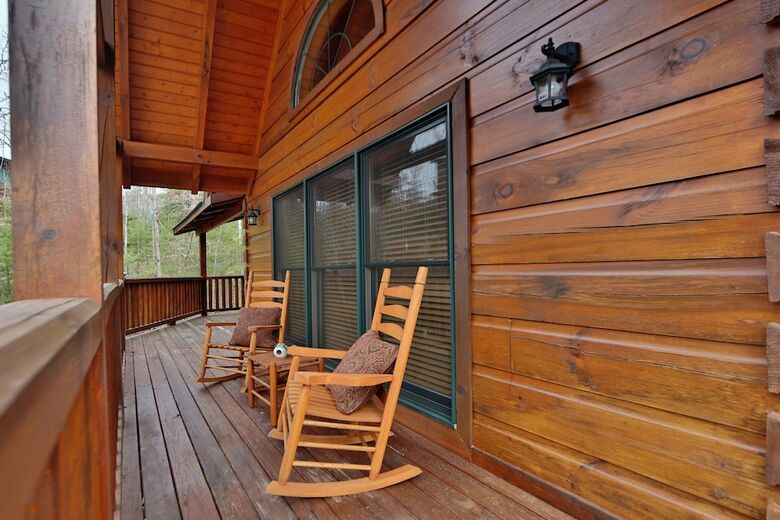 Smoky Mountain Getaway - Five Bedroom Cabin