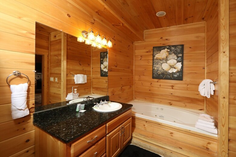 Majestic Mountain Pool Lodge - Seven Bedroom Cabin