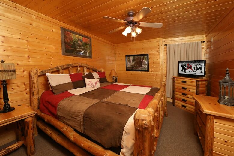 Bearadise In The Smokies - Two Bedroom Cabin