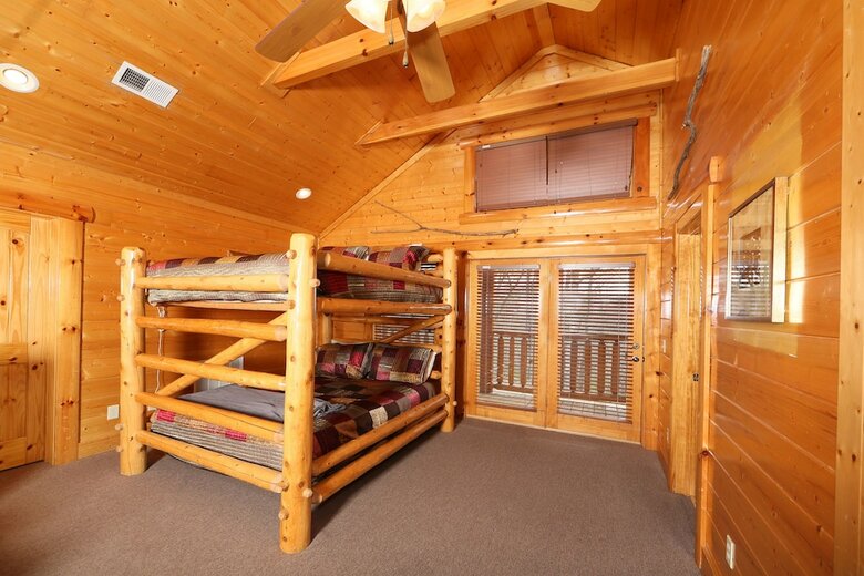 Rising Eagle Lodge - Eight Bedroom Cabin